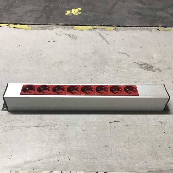 Ups Priz U42 Aluminyum Profilde 8 Adet Priz+2 Adet 22.5x45mm Yaylı Kapa